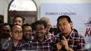 Cagub DKI Jakarta,  Basuki Tjahja Purnama (Ahok) memberikan komentar terkait penetapan dirinya sebagai tersangka di Rumah Lembang, Jakarta, Rabu (16/11). Ahok yakin penetapan sudah melalui proses hukum dengan profesional. (Liputan6.com/Faizal Fanani)
