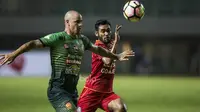 Bek PS TNI, Facundo Talin, mengamankan bola dari kejarang gelandang Arema FC, Ferry Saragih, pada laga Liga 1 di Stadion Pakansari, Bogor, Senin (3/7/2017). Kedua klub bermain imbang 0-0. (Bola.com/Vitalis Yogi Trisna)