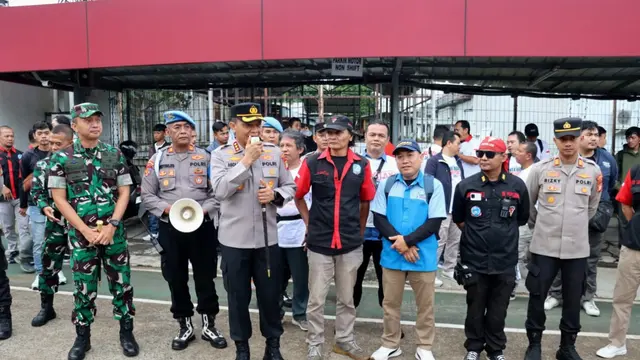 Kapolres Metro Depok Kombes Abdul Waras saat bertemu dengan sejumlah buruh yang akan bergerak ke Jakarta pada peringatan Hari Buruh.