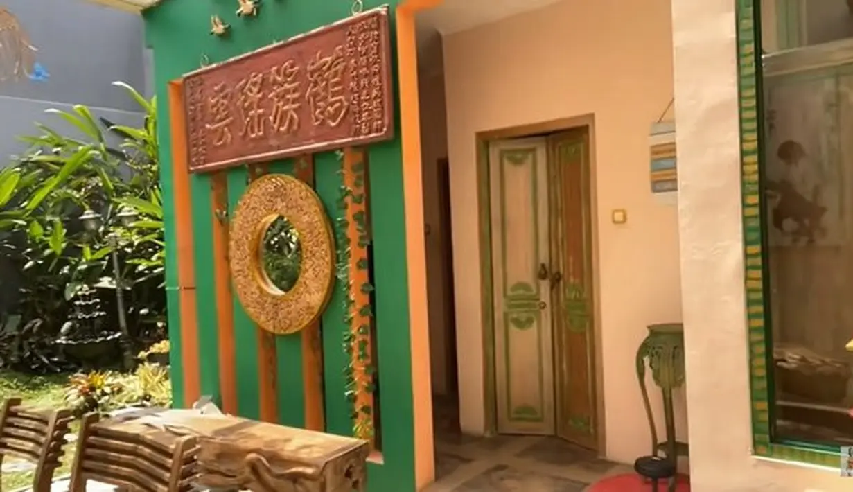 <p>Ia juga punya beberapa ornamen yang unik di taman pribadinya. Seperti itulah potret rumah Ade Rai yang unik dan estetik. [Foto: youtube.com/Dunia Ade Rai]</p>