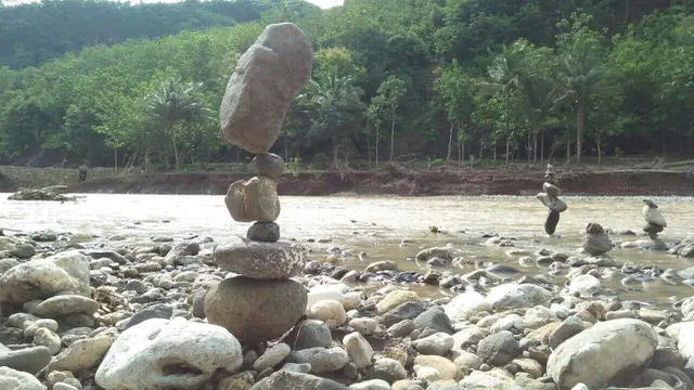Sungai Oya, Yogyakarta sering jadi tujuan Suryadi membuat batu bertumpuk