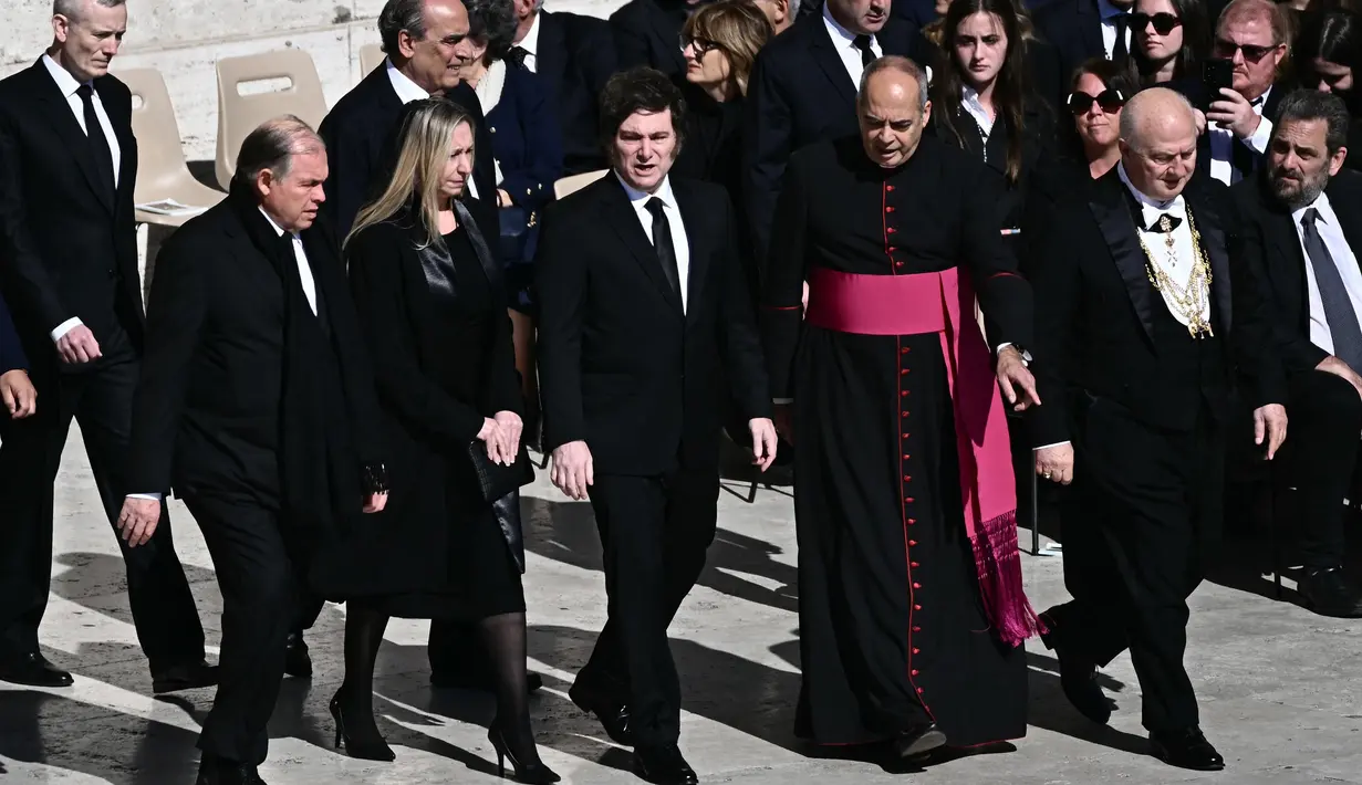 Presiden Argentina Javier Milei (tengah) berjalan bersama saudara perempuannya Karina Milei (kedua kiri) saat mereka tiba menjelang upacara pemakaman mendiang Paus Fransiskus di Lapangan Santo Petrus, Vatikan, 26 April 2025. (Filippo MONTEFORTE/AFP)