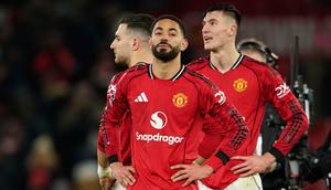 Pemain Manchester United, Diogo Dalot, Matheus Cunha, dan Benjamin Sesko, berdiri di lapangan dengan ekspresi kecewa usai laga Premier League/Liga Inggris antara Man Utd vs Wolves di Manchester, Inggris, Selasa, 30 Desember 2025. (AP Photo/Dave Thompson)
