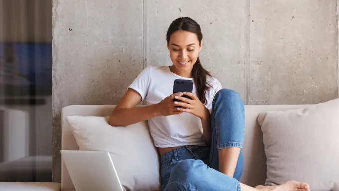 perempuan media sosial