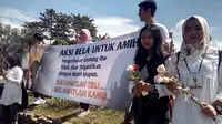 Menjelang sidang mediasi antara anak yang menguggat ibu kandung di Garut, puluhan mahasiswa melakukan aksi unjuk rasa. (Liputan6.com/Jayadi Supriadin).