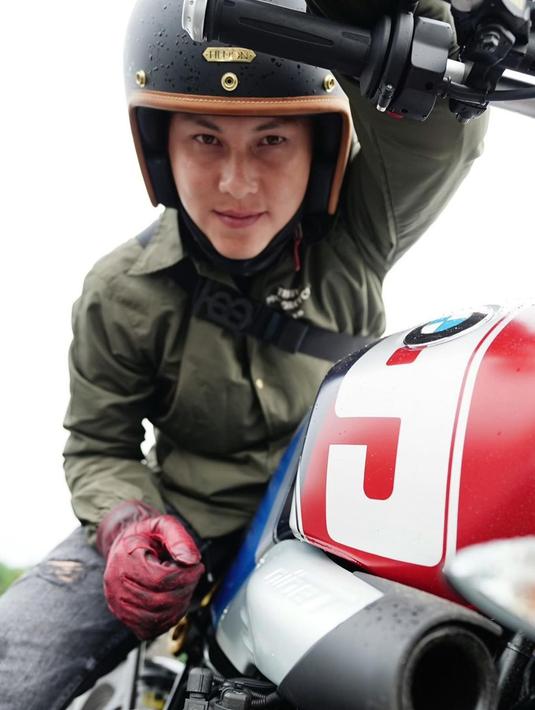 Namun kini berbeda, sang istri malah mendukung Andhika Pratama untuk memiliki motor impiannya. Dalam momen ulang tahunnya, Ussy Sulistiawaty memberikan hadiah berupa motor mewah merek BMW yang belum lama ini datang. (Liputan6.com/IG/ussypratama)