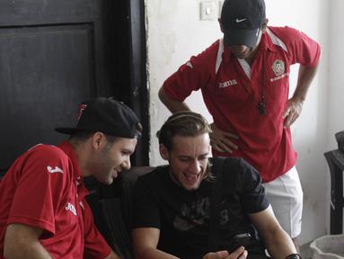Gelandang Madura United, Toni Mossi, bercanda dengan rekannya. Kebersamaan menjadi hal yang terpenting bagi para anggota skuat Laskar Sape Karap. (Bola.com/Vitalis Yogi Trisna)