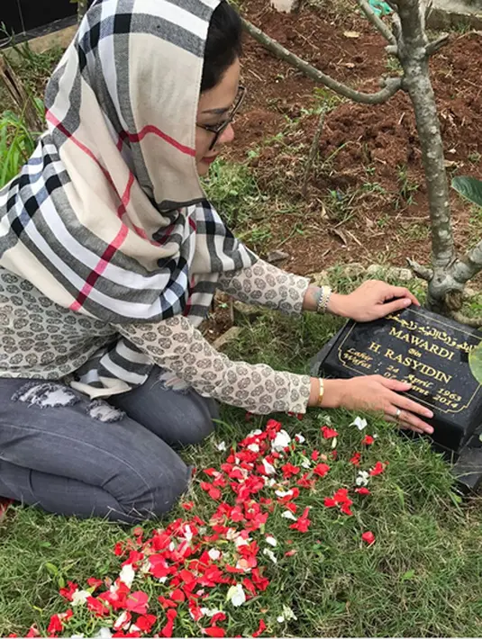 Selain berniat menunaikan ibadah haji, Niki juga memiliki keinginan menutup auratnya. Ia tidak mau terburu-buru mengenakan hijab, jika nantinya harus dibuka kembali. (Instagram/nikitamirzanimawardi_17)