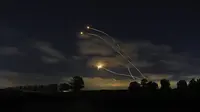 Sistem pertahanan udara Iron Dome Israel diluncurkan untuk mencegat roket yang ditembakkan dari Jalur Gaza, dekat Sderot, Israel, Kamis (13/5/2021). Pertempuran antara Israel dengan Hamas yang menguasai Gaza terus berlanjut. (AP Photo/Ariel Schalit)