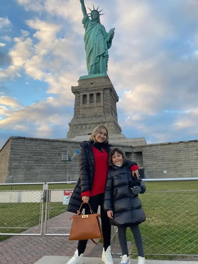 [Fimela] Ayu Ting Ting dan Bilqis Liburan di Amerika