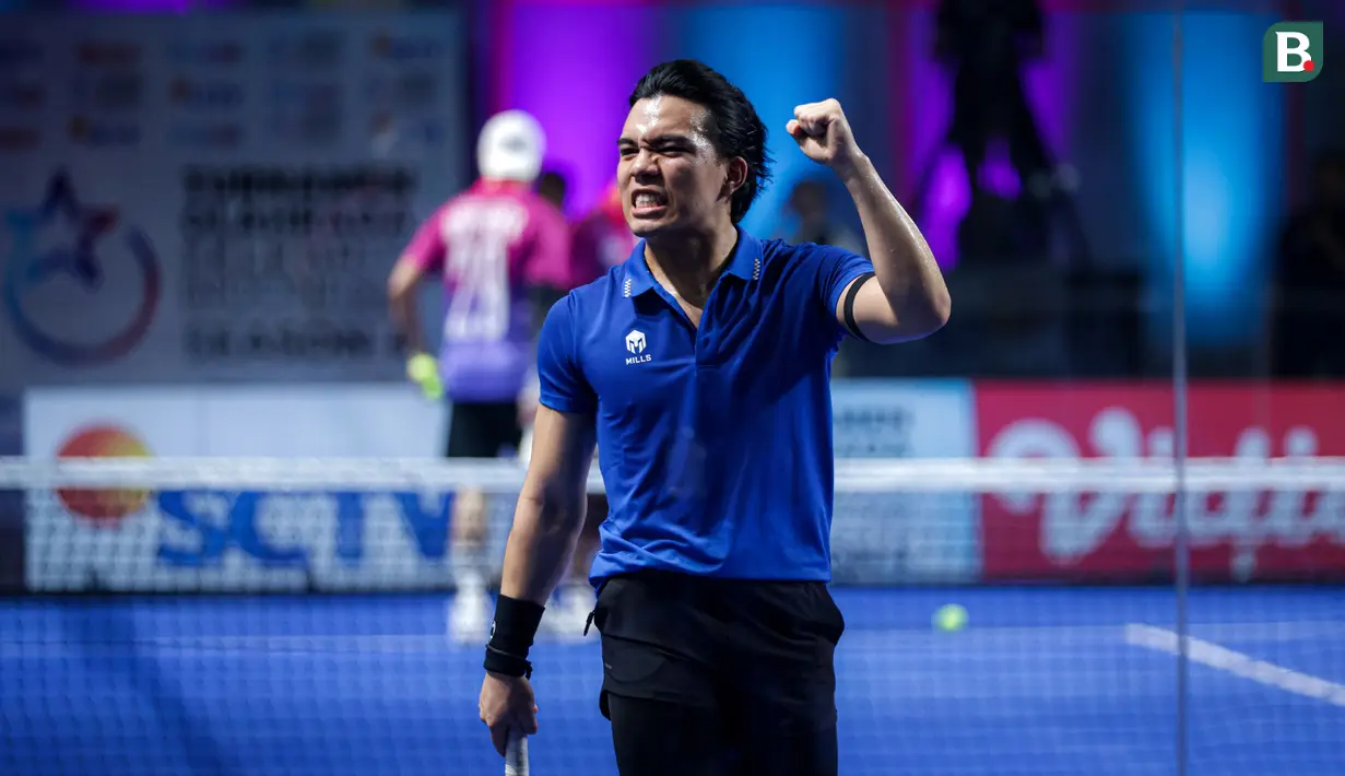 Selebritas Indonesia, Saaih Halilintar melakukan selebrasi setelah mencetak poin dalam laga semifinal ganda putra padel Turnamen Olahraga Selebriti Indonesia (TOSI) Season 4 di GOR UNJ, Jakarta, Minggu (02/11/2025). (Bola.com/Bagakara Lazuardi)