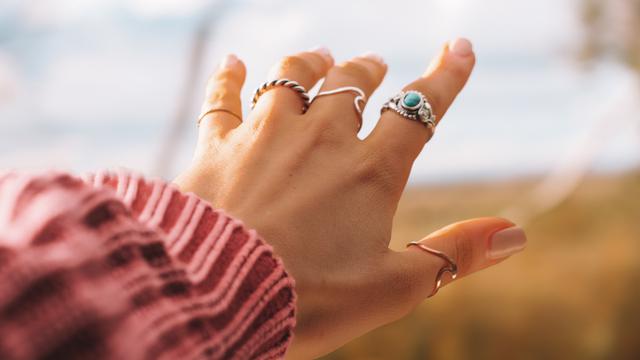 Ilustrasi cincin, jari