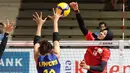 Pemain Timnas Bola Voli Putri Indonesia, Megawati Hangestri Pertiwi melakukan spike ke arah pemain Timnas Bola Voli Putri Thailand saat laga Grup A Bola Voli Putri SEA Games 2023 di Olympic Complex Indoor Main Hall, Phnom Penh, Kamboja, Selasa (09/05/2023). (Bola.com/Abdul Aziz)