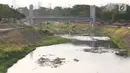 Suasana aliran Kanal Banjir Timur yang surut di Jakarta, Selasa (9/10). Berkurangnya debit air akibat musim kemarau menyebabkan sampah yang mengendap tampak ke permukaan. (Liputan6.com/Immanuel Antonius)