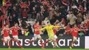 Anatoliy Trubin menyebut dirinya sempat kebingungan sebelum akhirnya maju ke kotak penalti lawan. Tampak dalam foto, kiper Benfica asal Ukraina, Anatoliy Trubin (C) merayakan gol keempat timnya selama pertandingan pekan ke-8 Liga Champions 2025-2026 melawan Real Madrid di Estadio da Luz, Lisbon, Rabu (28/1/2026) waktu setempat atau Kamis (29/1/2026) dini hari WIB. (PATRICIA DE MELO MOREIRA/AFP)