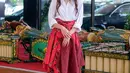 Ia terlihat fashionable dengan sentuhan kain etnik modern pada skirt dress yang unik [@miktambayong]