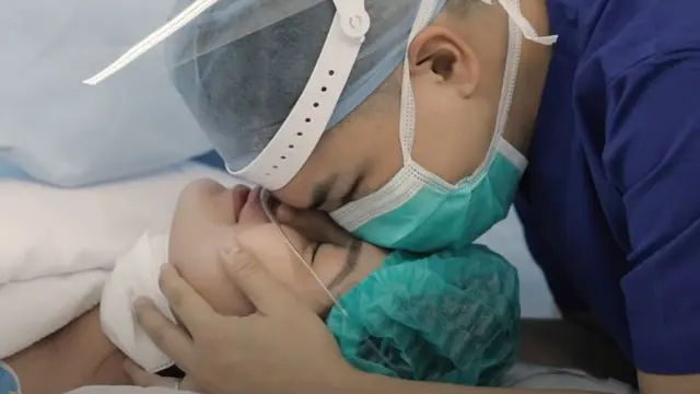 7 Potret Perjuangan Chelsea Olivia Melahirkan Anak Kedua, Penuh Haru Bahagia