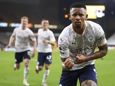 Pemain Manchester City Gabriel Jesus melakukan selebrasi usai mencetak gol ke gawang Wolverhampton Wanderers pada pertandingan Liga Premier Inggris di Stadion Molineux, Wolverhampton, Inggris, Senin (21/9/2020). The Citizens sukses menjinakkan tuan rumah dengan skor 3-1. (Marc Atkins/Pool via AP)