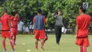 Pelatih Persija, Stefano Cugurra Teco memberikan arahan jelang latihan di Lapangan Sutasoma, Halim Perdanakusuma, Jakarta, Jumat (29/12). Latihan ini persiapan jelang laga musim kompetisi 2018. (Liputan6.com/Helmi Fithriansyah)