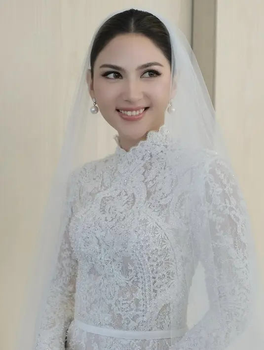 Nampak Jessica pun mengenakan anting-anting mutiara. Dengan gaya rambut sanggul minimalisnya ditata oleh Tomi Njoo. Credit: (@cherryjks)