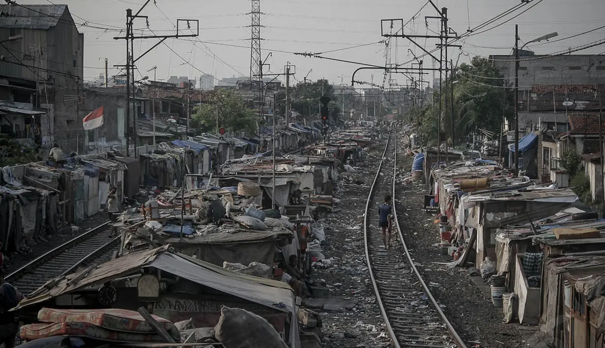 Kampung kumuh terlihat di sepanjang jalur kereta api di kawasan Senen, Jakarta, (26/9/14). (Liputan6.com/Faizal Fanani)