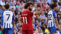 Pemain Liverpool Mohamed Salah (tengah) bereaksi setelah pertandingan sepak bola Liga Premier Inggris antara Brighton and Hove Albion dan Liverpool di American Express Community Stadium, Brighton, Inggris, Minggu (8/10/2023). Pertandingan berakhir imbang 2-2. (AP Photo/Alberto Pezzali)