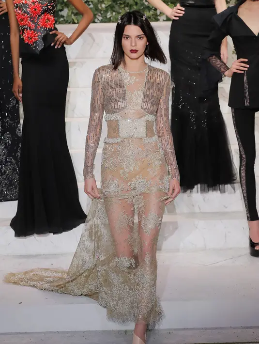 Kendall Jenner berjalan di atas catwalk saat meembawakan busana karya La Perla di New York Fashion Week di Manhattan borough New York, AS (9/2). (JP Yim / Getty Images untuk La Perla / AFP)