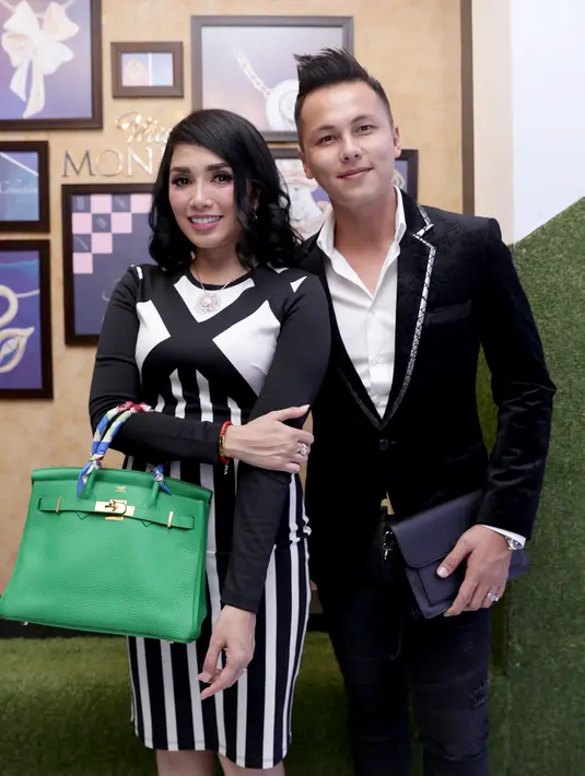 "Kebetulan paket (ke Dubai)," ujar Andhika Pratama. "Sepakat pindah ke Dubai, pas prewedding di sana, ini balik lagi," lanjut Ussy Sulistiawaty di bilangan Kebayoran Baru, Jakarta Selatan, Minggu (7/2). (Andy Masela/Bintang.com)