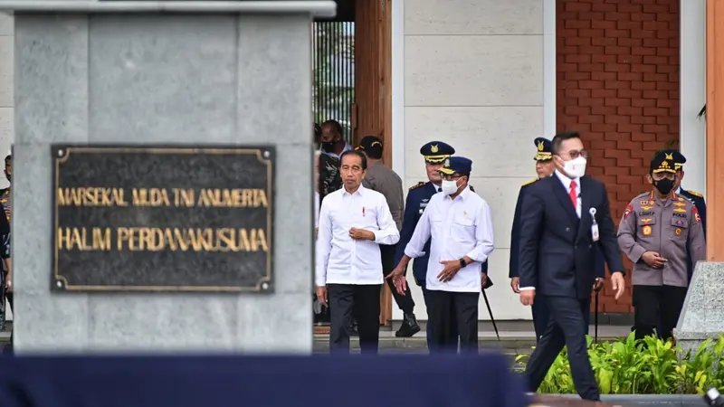 Presiden Joko Widodo (Jokowi) didampingi Menteri Perhubungan Budi Karya Sumadi meresmikan terminal VVIP Bandara Halim Perdanakusuma. (Dok. Kemenhub)
