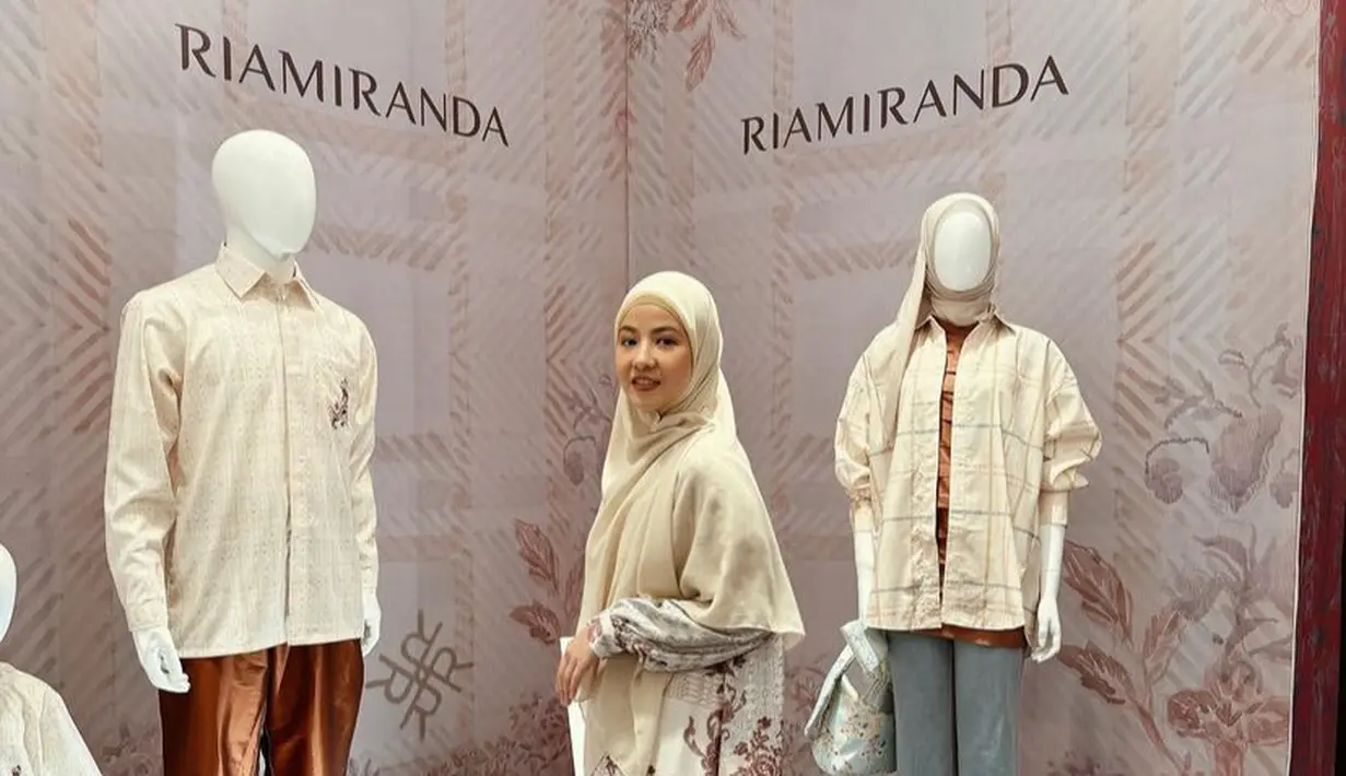 Gamis panjang putih dengan bordiran bunga merah besar dikenakan Natasha Rizky. Dipadukan dengan kerudung panjang warna cream. [@natasharizkynew]