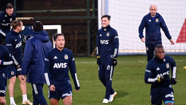 FOTO: Latihan Perdana Mesut Ozil dengan Fenerbache