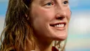 Perenang asal Kanada, Ruck Taylor tersenyum saat meraih medali perak pada kejuaraan renang 50m gaya bebas putri Commonwealth Games 2018 di Aquatic Center di Gold Coast, Australia (5/4). (AP Photo / Mark Schiefelbein)