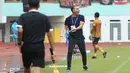 <p>Pelatih Persija Jakarta, Thomas Jens Uwe Doll memberikan instruksi dari pinggir lapangan saat pertandingan lanjutan pekan ke-25 BRI Liga 1 2022/2023 melawan Bhayangkara FC yang berlangsung di Stadion Wibawa Mukti, Cikarang, Jawa Barat, Kamis (16/2/2023). (Bola.com/Ikhwan Yanuar)</p>