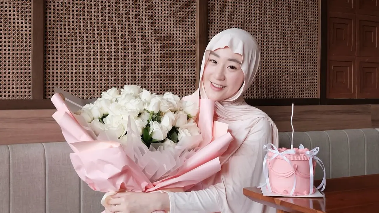 Genap 29 Tahun, Ini 5 Gaya Hijab Simpel Ala Larissa Chou saat Hangout Bareng Anak