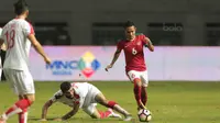 Pemain Timnas Indonesia U-23, Evan Dimas mengecoh pemain Suriah U-23 pada laga persahabatan di Stadion Wibawa Mukti, Bekasi, Rabu (16/11/2017). Indonesia kalah 2-3. (Bola.com/NIcklas Hanoatubun)