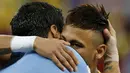 Penyerang Brasil, Neymar (kanan) saat berpelukan dengan Penyerang Uruguay, Luis Suarez saat pertandingan kualifikasi Piala Dunia di Brasil, (25/3). Kedua pemain ini sama-sama membela Barcelona di level tim. (REUTERS / Paulo Whitaker)