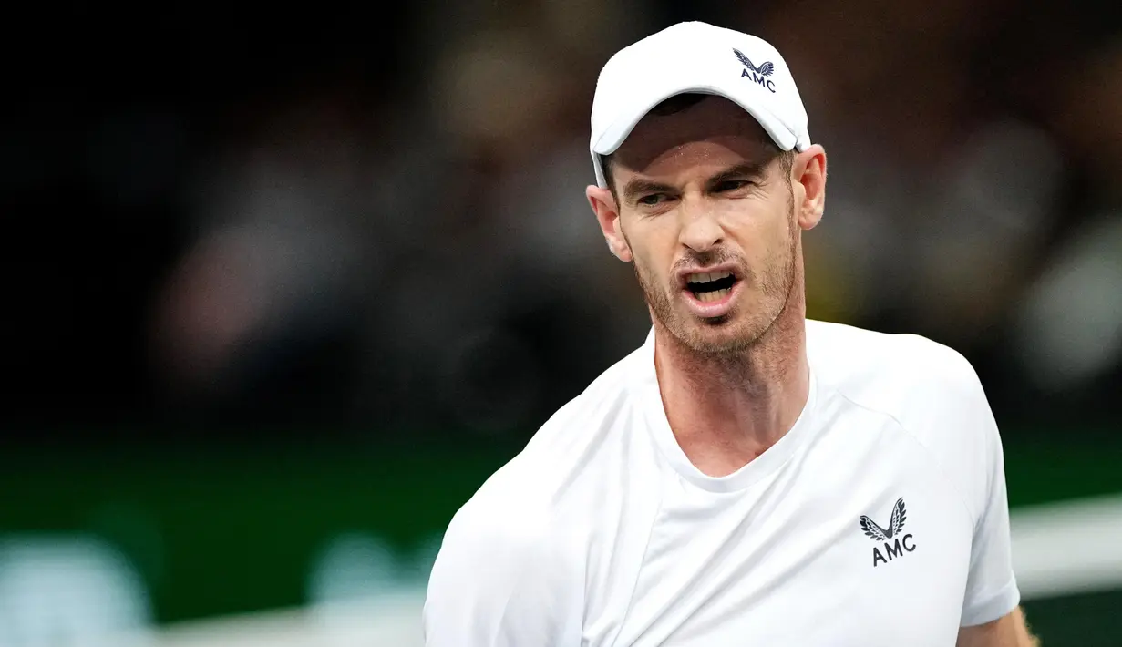 Ekspresi petenis Skotlandia, Andy Murray, yang kecewa setelah ditaklukkan petenis Australia, Alex De Minaur, pada laga Paris Masters di Accor Arena, Paris, Senin (30/10/2023). (AFP/ Dimitar Dilkoff)