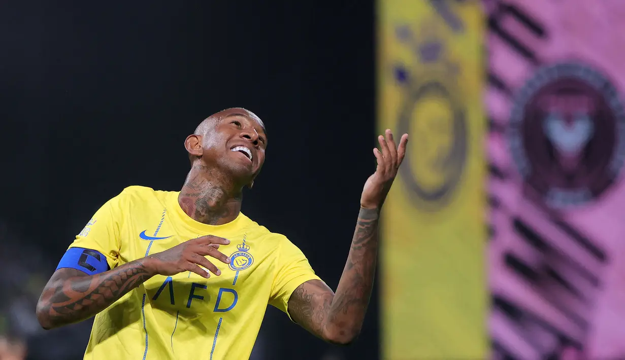 Pemain Al-Nassr, Talisca melakukan selebrasi setelah mencetak gol ke gawang Inter Miami pada laga persahabatan di Kingdom Arena Stadium, Riyadh, Arab Saudi, Jumat (02/02/2024) dini hari WIB. (AFP)