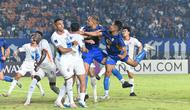 Duel udara terjadi di kotak penalti saat Persib Bandung menghadapi Port FC ada laga perdana Grup F AFC Champions League 2 (ACL 2) di Stadion Si Jalak Harupat, Soreang, Kabupaten Bandung, Kamis (19/9/2024) malam. (Bola.com/Erwin Snaz)