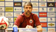 Pelatih Persija Jakarta, Mauricio Souza dalam jumpa pers jelang pertandingan melawa Persis Solo di Staidon Utama GBK, Minggu (26/4). (Bola.com/Abdul Aziz)