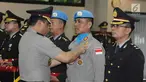 Wakapolri Komjen Pol Syafruddin menyematkan Satya Lencana Bhakti Buana kepada anggota Kontingen Formed Police Unit (FPU) di Mabes Polri, Jakarta (31/1). 200 polisi mendapatkan bintang kehormatan dari Presiden Joko Widodo. (Liputan6.com/Helmi Fithriansyah)