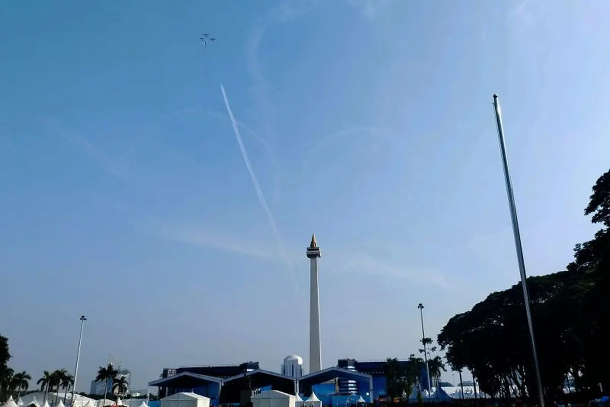 Atraksi sejumlah pesawat Jupiter Aerobatic Team dari TNI AU meliuk-liuk di langit kawasan Monumen Nasional (Monas), Jakarta. (Istimewa