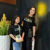 Ashanty dan Arsy juga hadir nonton Coldplay dengan mengenakan atasan t shirt hitam. Ashanty memadukannya dengan celana cargo hitam. [@ashanty_ash]