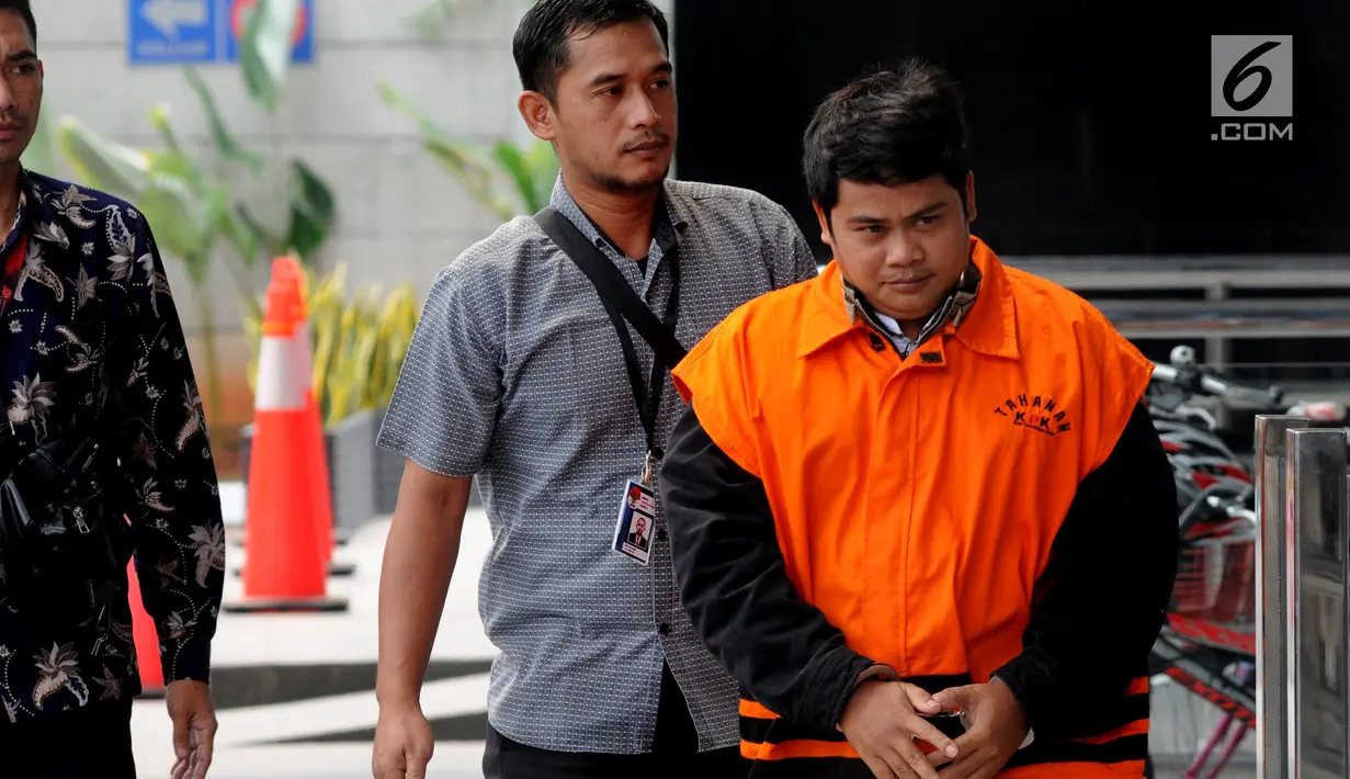 Tangan kanan mantan Bupati Labuhanbatu Pangonal Harahap, Umar Ritonga (kanan) tiba di Gedung KPK, Jakarta, Senin (29/7/2019). Umar Ritonga diperiksa sebagai tersangka terkait membawa lari uang Rp 500 juta dugaan suap proyek di lingkungan Pemda Labuhanbatu. (merdeka.com/Dwi Narwoko)
