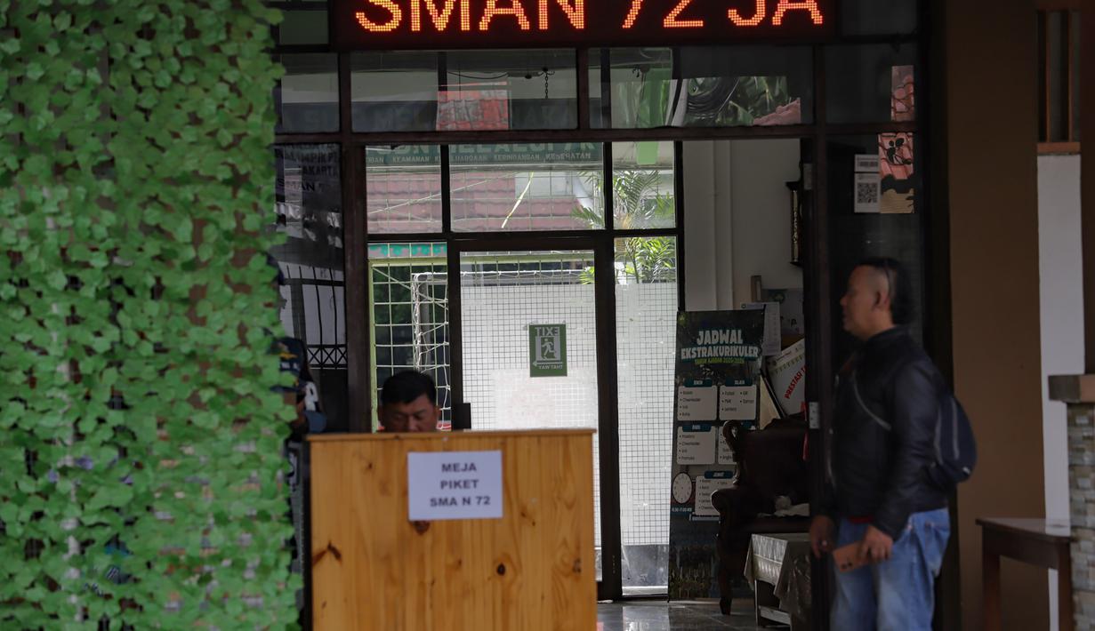 Diketahui, situasi ini akan terus dilakukan hingga proses penyelidikan selesai dan situasi dinyatakan aman sepenuhnya oleh pihak berwenang. Tampak dalam foto, personel keamanan berjaga di area SMAN 72 Jakarta, Senin (10/11/2025). (merdeka.com/Arie Basuki)