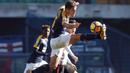 Aksi pemain Verona, Bruno Zuculini menahan bola saat dibayangi pemain AC Milan pada lanjutan Serie A Italia di Bentegodi stadium, Verona, (17/12/2017). MIlan kalah 0-3.  (Simone Venezia/ANSA via AP)