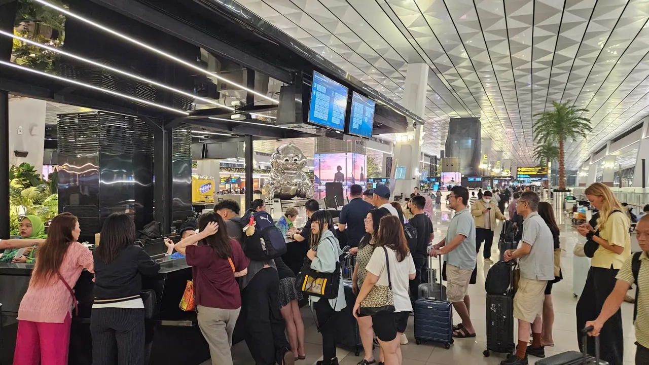 Penumpang Menumpuk di Bandara Soekarnp-Hatta, Pilih Tetap Tinggal untukPantau Penerbangan