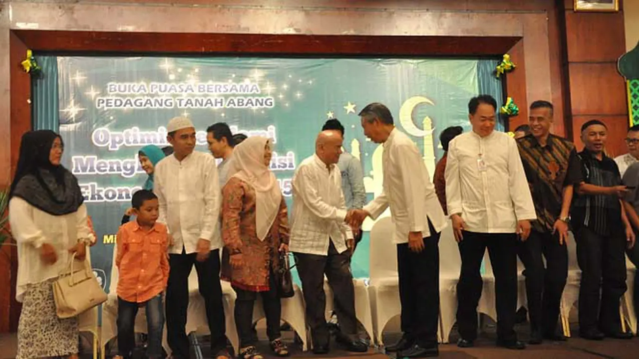 Puluhan Pedagang Tanah Abang Buka Bersama BCA Wahid Hasyim