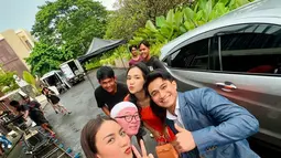 Ersya selalu menyempatkan diri untuk bercanda dan berbagi tawa dengan rekan-rekannya di sela-sela kesibukan syuting. Potret kebersamaan mereka di lokasi syuting sering kali diunggah di media sosial, memperlihatkan kedekatan antar pemain yang membuat suasana kerja semakin menyenangkan. Meski baru pertama kali adu akting dengan beberapa pemain, Ersya sukses bangun chemistry. (Liputan6.com/IG/@ersyaurel)