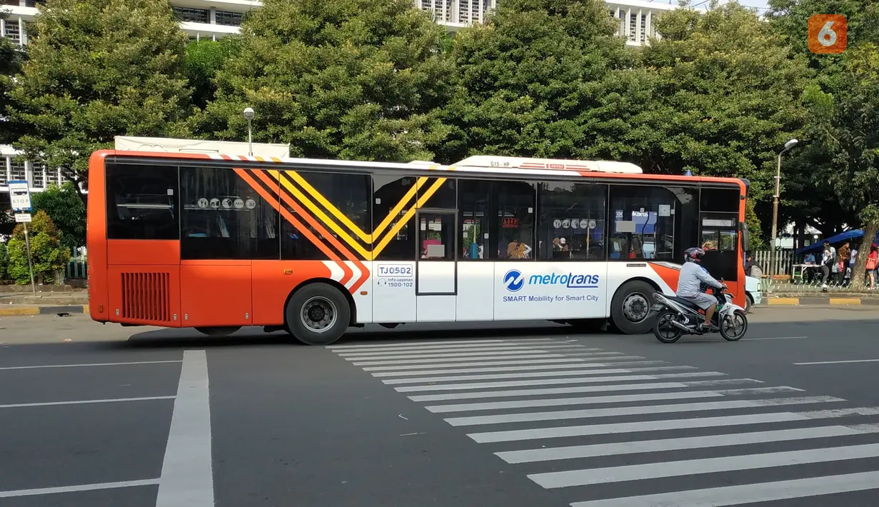 Bus Metro Trans biasanya menggunakan sasis berjenis low dek karena bus ini memiliki pemberhentian berupa halte yang rendah dan terletak dipinggir jalan. Adapun bus ini menggunakan sasis Scania K 250 UB dengan mesin solar 9000cc yang memiliki tenaga hingga 250HP pada 1900rpm dan torsi 1250nm pada 1000-1350rpm.